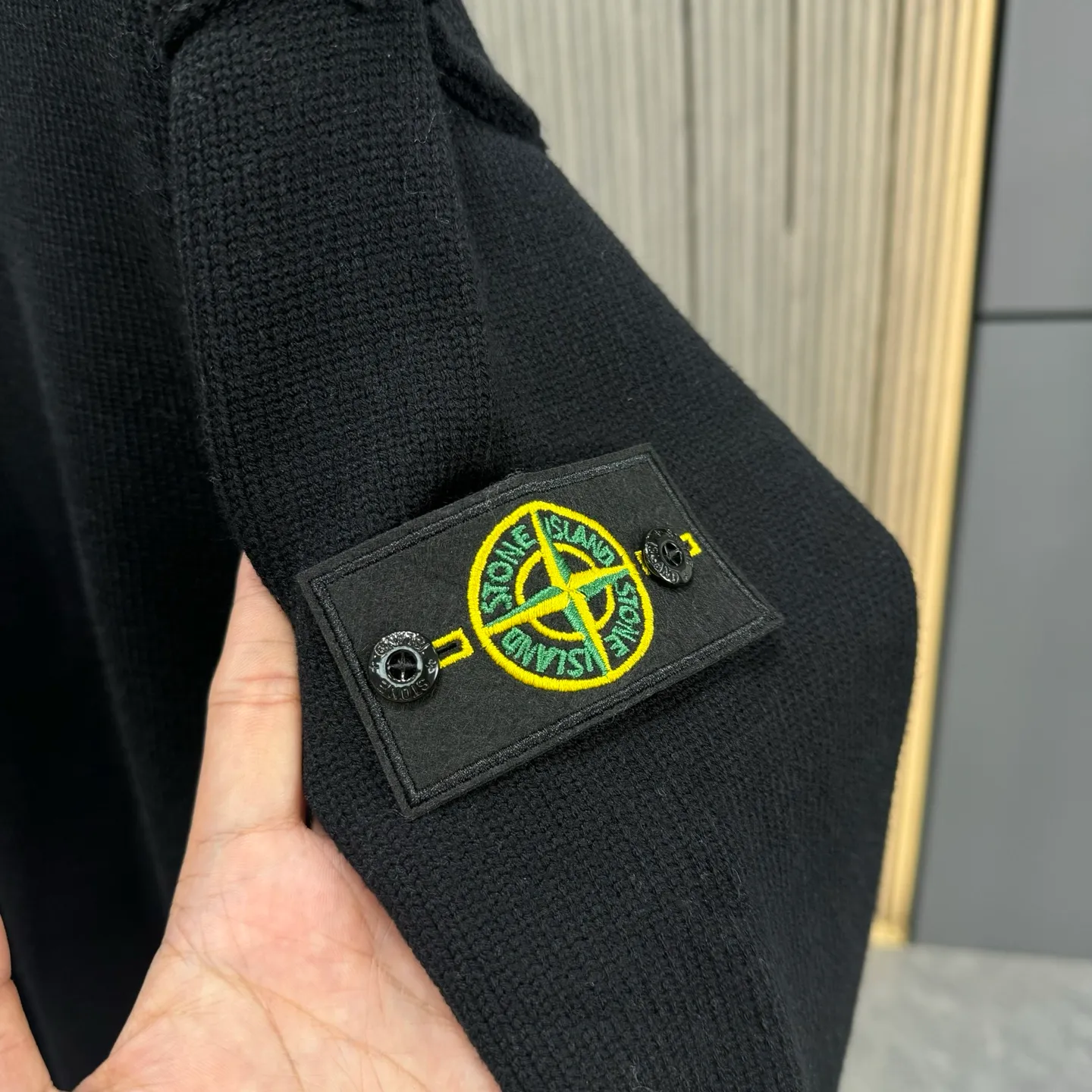 🅿️310 Stone Island 25FW crew neck sweater is made of top-grade cashmere yarn. The new autumn and winter Oblique jacquard knitted cashmere sweater adopts a double-sided wearable design and is made of high-quality cashmere material. After fine weaving process, it presents a soft and comfortable touch and excellent thermal performance. The iconic Oblique jacquard pattern is perfectly presented through precision knitting technology. It can be worn on both sides, showing different style charms. The round neck design is simple and elegant, suitable for various matching occasions. Exquisite knitting technology ensures that the clothes are not easily deformed and remain crisp and long-lasting. The double-sided design concept reflects LV's perfect balance of practicality and fashion. Each sweater undergoes strict quality inspection to ensure that the quality meets the brand's consistently high standards. This knitted item combines warmth and style, making it an exquisite addition to your autumn and winter wardrobe. Size:S/M/L/XL